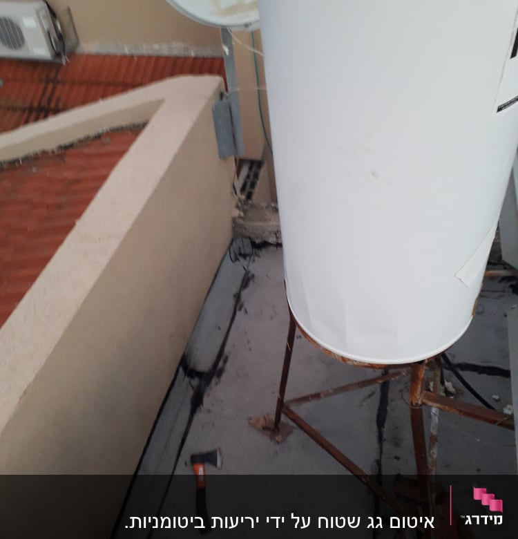 מיכל מים על גג עם סימני איטום סביבו